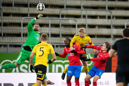 Helsingborgs målvakt Alexander Nilsson, Kebba Ceesay och