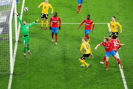 Helsingborgs målvakt Alexander Nilsson räddar skott från