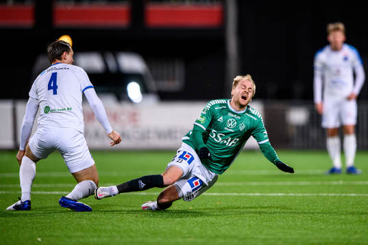 Brages Oscar Lundin faller i en duell med Akropolis Marcus