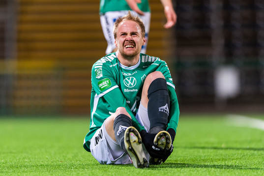 Brages Oscar Lundin tar sig mot foten