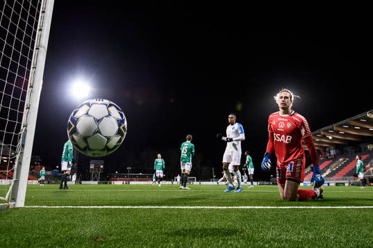 Brages målvakt Adrian Engdahl deppar