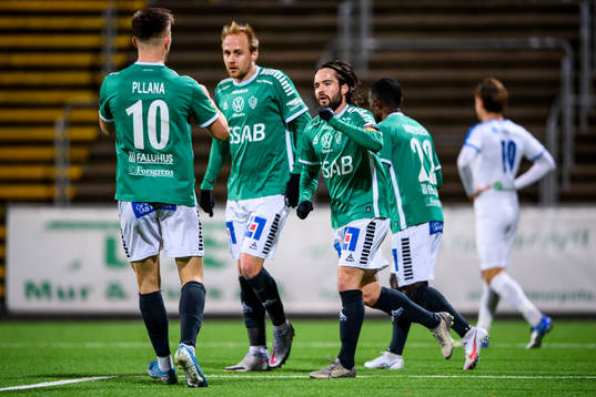 Brages Robbin Sellin (h) jublar med lagkamrater