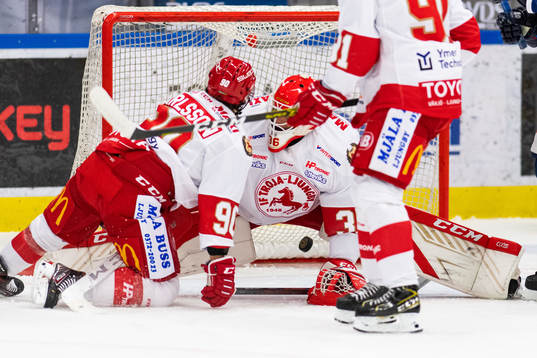 Trojas målvakt Wictor Ragnevall  släpper in 1-0 från