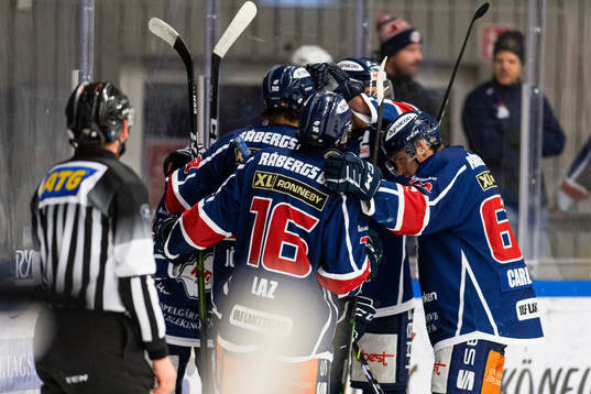Kallinges Eddie Levin jublar med lagkamrater