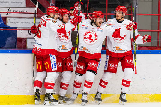 Trojas Emil Eriksson jublar med lagkamrater