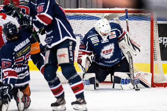 Kallinges målvakt Isak Edman räddar