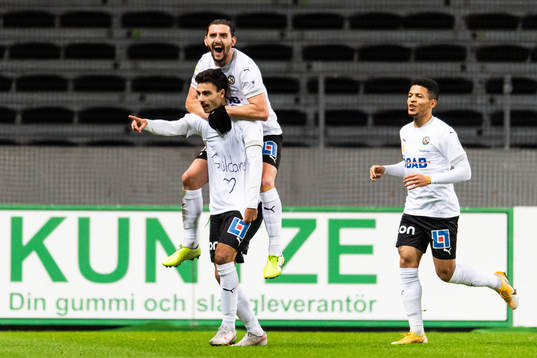 Örebros Deniz Hümmet jublar med lagkamrat
