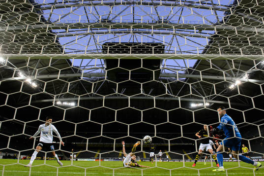 s Eric Kahl gör självmål 0-1 bakom AIK:s målvakt