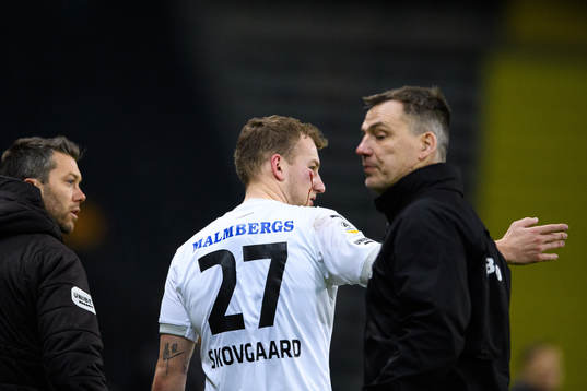 Örebros Andreas Skovgaard lämnar planen