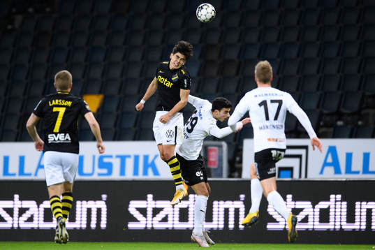 s Eric Kahl och Örebros Deniz Hümmetunder fotbollsmatchen