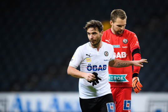 Örebros Nordin Gerzic och målvakt Oscar Jansson