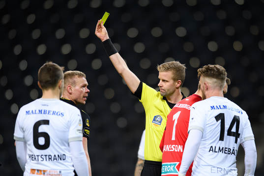 s Kolbeinn Sigthorsson får en varning av Domare Glenn