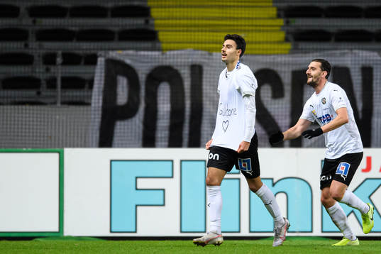 Örebros Deniz Hümmet och Agon Mehmeti jublar