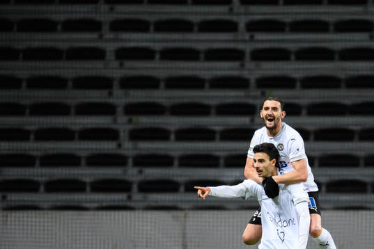 Örebros Deniz Hümmet och Agon Mehmeti jublar