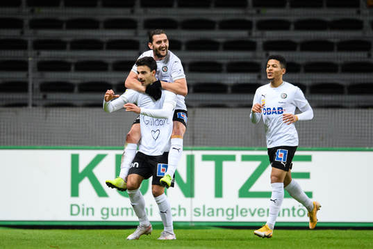 Örebros Deniz Hümmet, Agon Mehmeti och Romain Gall jublar