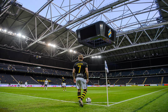 s Sebastian Larsson med en hörnspark