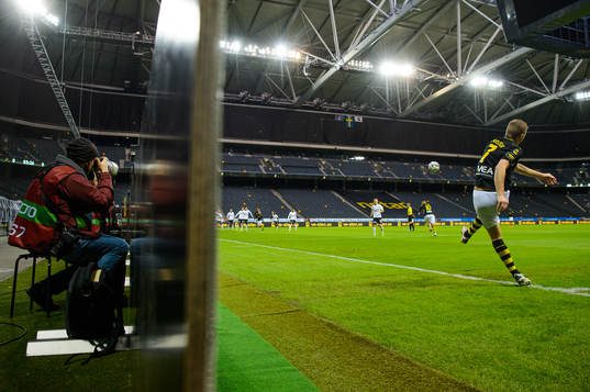 s Sebastian Larsson med en hörnspark