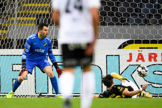 s Eric Kahl gör självmål 0-1 bakom målvakt Budimir