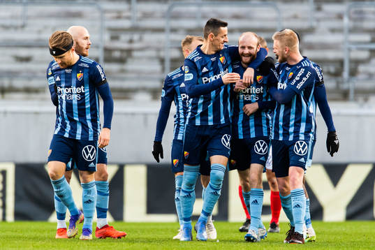Djurgårdens Curtis Edwards jublar med lagkamrater
