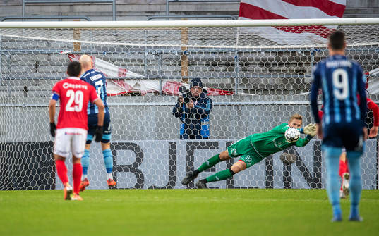 Djurgårdens Magnus Eriksson gör 0-3 på straffretur bakom