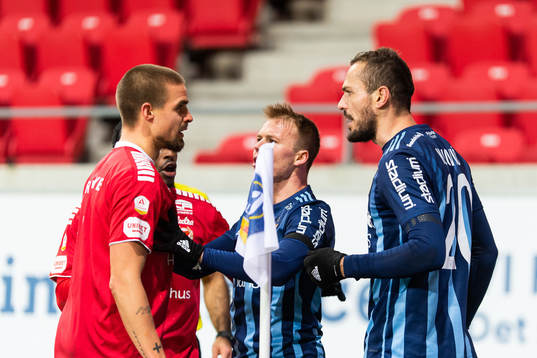 Irriterat mellan Kalmars Douglas Bergqvist och Djurgårdens