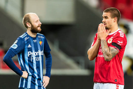Djurgårdens Curtis Edwards ser Kalmars Douglas Bergqvist