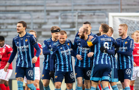 Djurgårdens Curtis Edwards jublar med lagkamrater