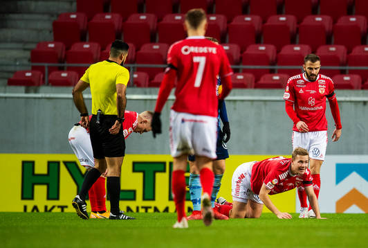 Kalmars Erik Israelsson och Filip Sachpekidis deppar