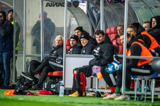 Kalmars tränare Nanne Bergstrand deppar på abytarbänken