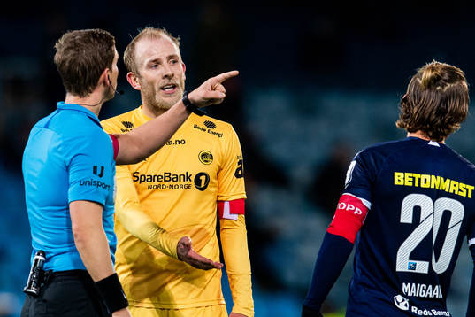 Vegard Leikvoll Moberg of Bodø/Glimt in a discussion with
