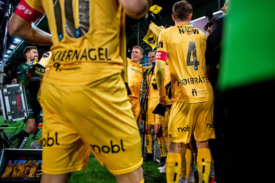 Morten Konradsen, Ulrik Saltnes and players of Bodø/Glimt