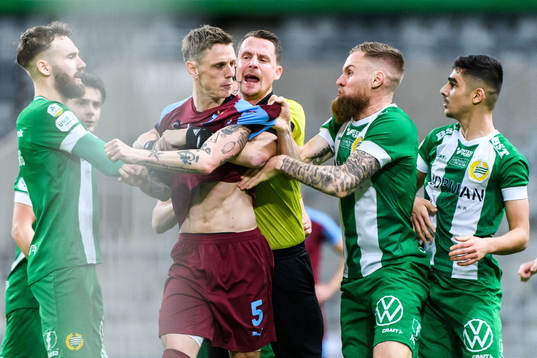 Hammarbys domare Andreas Ekberg går mellan Malmö FFs