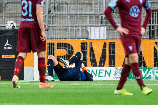 Malmö FFs målvakt Marko Johansson ligger och har ont