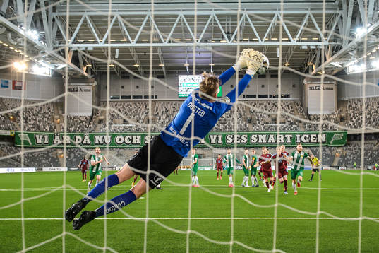 Hammarbys målvakt David Ousted med en räddning