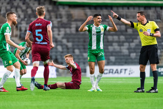 Malmö FFs Anders Christiansen reagerar mot en tackling