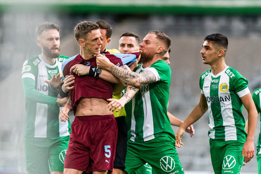 Irriterat mellan Malmö FFs Sören Rieks och Hammarbys