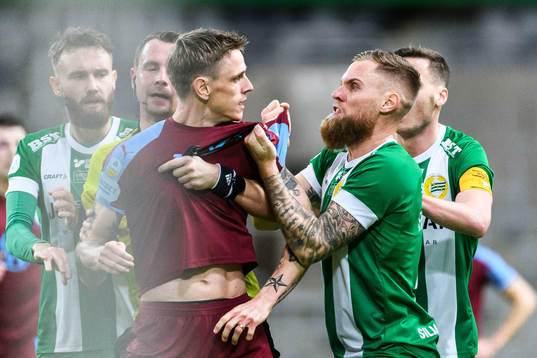 Malmö FFs Sören Rieks och Hammarbys David Fällman i bråk