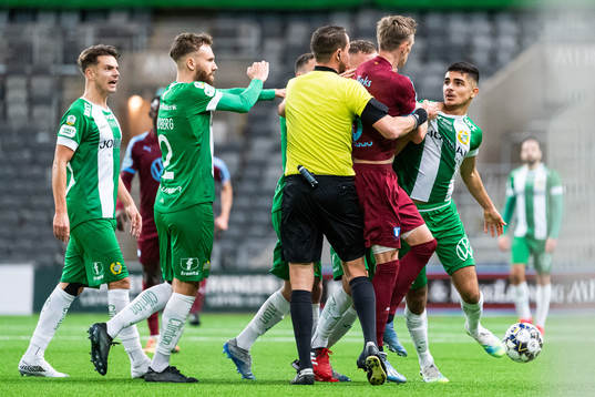 Irriterat mellan Malmö FFs Sören Rieks och Hammarbys