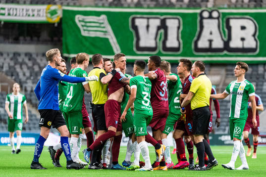 Irriterat mellan Malmö FFs Sören Rieks och Hammarbys
