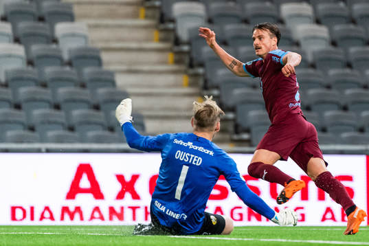 Malmö FFs Eric Larsson och Hammarbys målvakt David Ousted