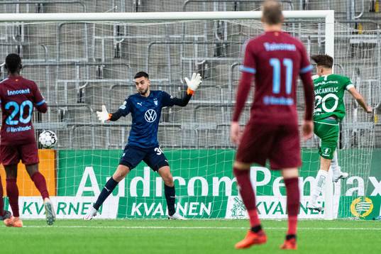Hammarbys Alexander Kacaniklic med läge moot Malmö FFs