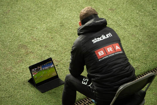 En av Häckens ledare ser matchen på en skärm