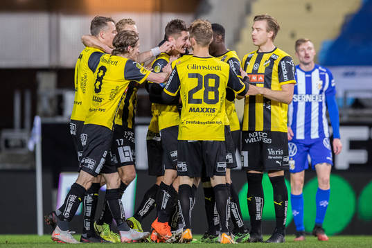 Häckens Leo Bengtsson jublar med lagkamrater