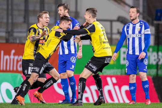 Häckens Leo Bengtsson jublar med Viktor Lundberg och