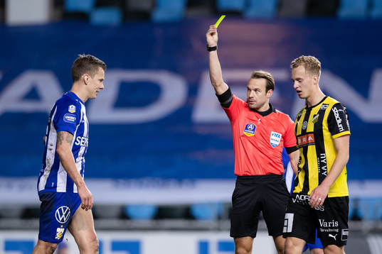 IFK Göteborg Pontus Wernbloom får en varning av domare