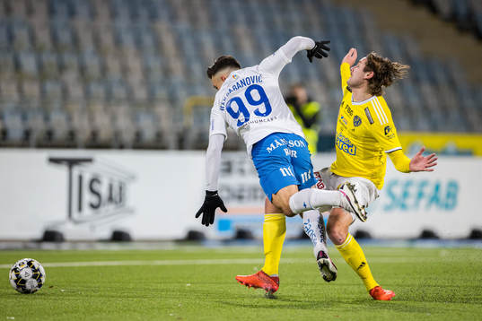 Falkenbergs Axel Norén fäller IFK Norrköpings Sead