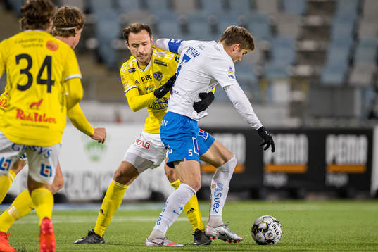 Falkenbergs Grégoire Amiot med en fasthållning på IFK