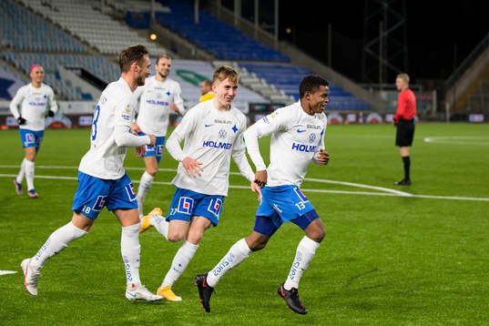 IFK Norrköpings Abdulrazaq Ishaq jublar med lagkamrater