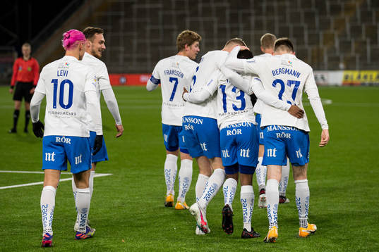 IFK Norrköpings Abdulrazaq Ishaq jublar med lagkamrater