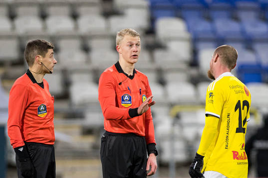 Falkenbergs Christoffer Carlsson i samtal med Domare Adam